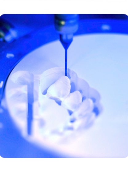 Espace de travail de laboratoire de prothèses éclairé en bleu avec équipement clinique