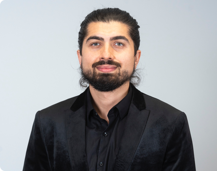 Caner Karaceper, denturologiste autorisé à Smile Denture & Implant Clinic à Ottawa